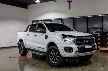 FORD RANGER MO970 GLOSS GREY CENTRE WITH BLACK LIP